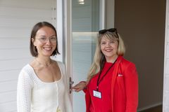 Camilla Villman ja sisustussuunnittelija Margit Artimaa suunnittelivat kodin pintamateriaalit yhdessä.