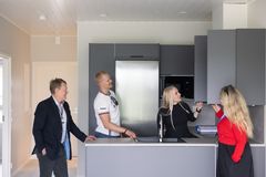 As Oy Pirkkalan Pikku Pietarin asiakkaat tutustumassa uuteen kotiinsa toimitusjohtaja Heikki Riihimäen ja sisustussuunnittelija Margit Artimaan kanssa