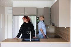 As Oy Pirkkalan Pikku Pietarin asiakkaat tutustumassa uuteen kotiinsa