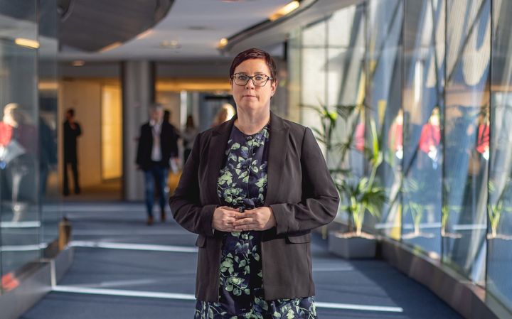 Vasemmistoliiton europarlamentaarikko Merja Kyllönen seisoo Euroopan parlamentin käytävällä.