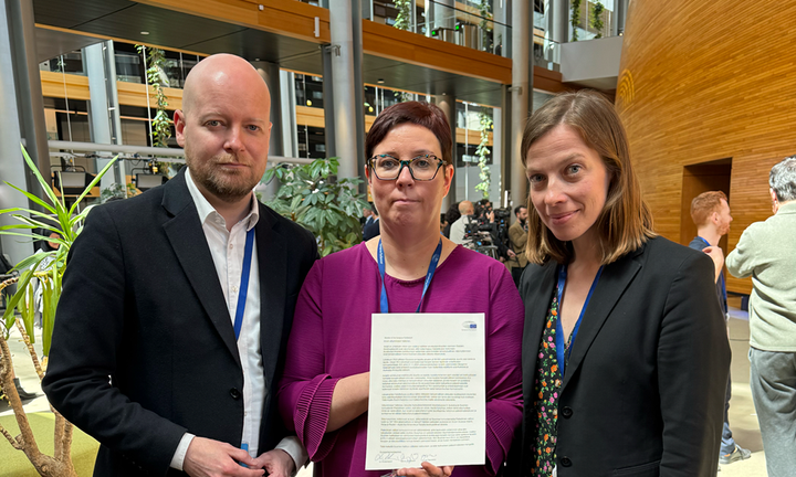 Vasemmistoliiton mepit Jussi Saramo, Merja Kyllönen ja Li Andersson seisovat vieretysten pidellen kirjettään ulkoministeri Valtoselle.