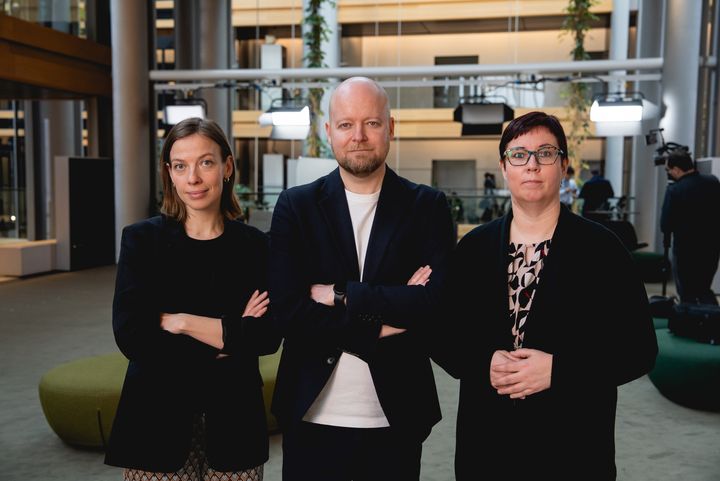 Li Andersson, Jussi Saramo ja Merja Kyllönen seisovat vierekkäin Euroopan parlamentin käytävällä.