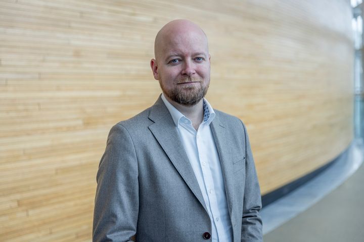 Jussi Saramo vakava ilme kasvoillaan.