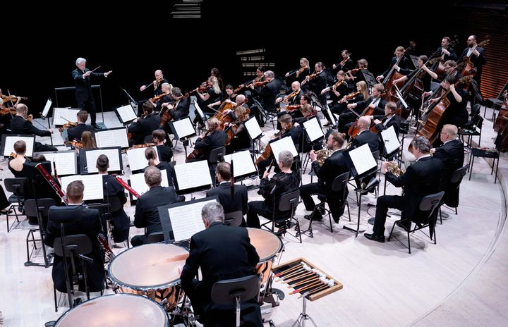 Helsingin kaupunginorkesteri esiintyy Musiikkitalossa kapellimestari Jukka-Pekka Sarasteen johdolla