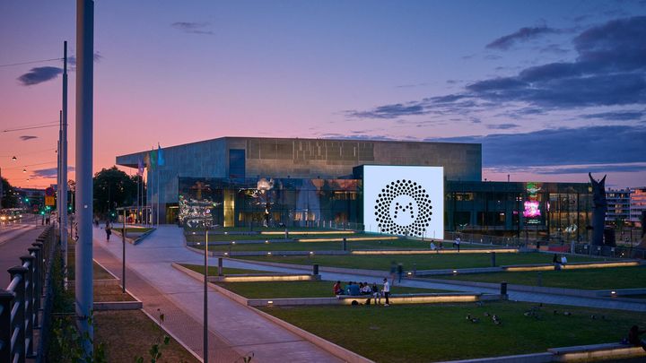 Kuva Musiikkitalon mediaseinästä auringonlaskun aikaan.