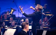 Re:Sonata-konsertin johtaa kapellimestari Ross Jamie Collins.