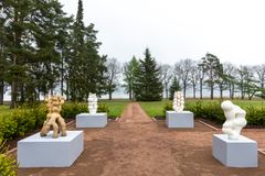 Henna Nuutisen keramiikkaveistosten lähtökohdat ovat merissä, kallioissa ja tummissa metsissä. Teosten äärellä voi pohtia erityisesti vesistöjen tilaa sekä ihmisen suhdetta luonnon resursseihin.