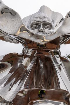 Kimmo Schroderus is known for his large-scale futuristic sculptures in acid-resistant steel. His work Undercover (2026) was created for the exhibition at Kultaranta.