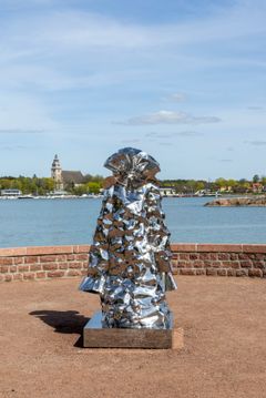 Kimmo Schroderus är känd för sina stora futuristiska skulpturer i syrafast stål. Verket Undercover (2026) har färdigställts för utställningen på Gullranda.