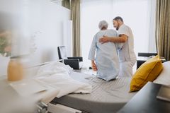 Oikea aikainen varoitus auttaa hoitajia menemään ajoissa potilaan avuksi, jottei kaatumista pääsisi tapahtumaan.