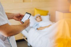 Hälytykset liikkeelle lähdöstä tai liikkelle lähdön yrityksestä, esim. vuoteesta tai tuolista, tulee hoitajille reaaliajassa kännykkään tai tietokoneelle.