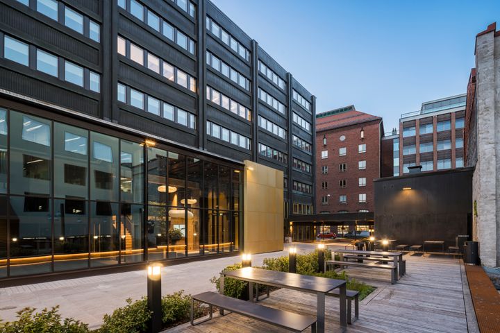 Kiinteistönomistaja Areim halusi Haiku-toimistotalon peruskorjaushankkeessa panostaa kestävään rakentamiseen ja kiertotalouteen. Näkyvin uudistus on kaksikerroksinen laajennus, johon sijoittuvat uusi pääsisäänkäynti ja aula.