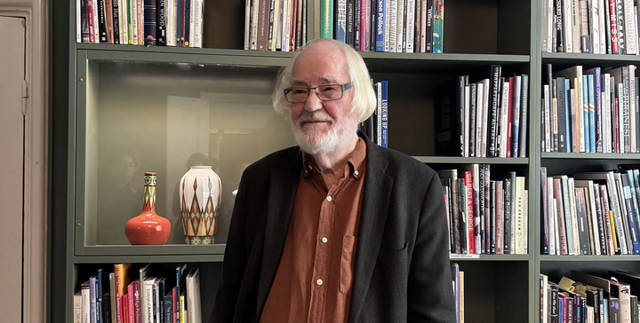 Yli sata kirjaa ja tuhansia esseitä julkaissut Juhani Pallasmaa on haastanut kirjoituksissaan rationalistisen arkkitehtuurikäsityksen. Suomen Arkkitehtiliitto kutsui Pallasmaan kunniajäsenekseen vuonna 2009.