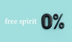 Vaaleansinisellä taustalla valkoinen teksti "free spirit" ja musta teksti "0%".