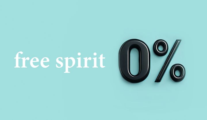 Vaaleansinisellä taustalla valkoinen teksti "free spirit" ja musta teksti "0%".