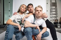 POPfm:n juontajina on aloittanut monipuolisesti sisällöntuotannon parissa kunnostautunut kolmikko Essi Unkuri (vasemmalla), Lassi Hurskainen (keskellä) ja Matti Roth (oikealla). Kuva: Timo Pyykönen