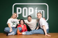 Uusi valtakunnallinen radiokanava POPfm aloittaa lähetyksensä tänään. Kuvassa juontajakolmikko Essi Unkuri (vasemmalla), Lassi Hurskainen (toinen oikealta) ja Matti Roth (oikealla) sekä kanavapäällikkö Cia Heritty (toinen vasemmalta). Kuva: Timo Pyykönen