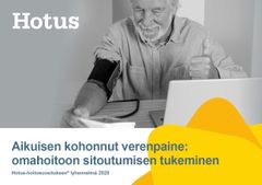 Kuvassa on hoitosuosituksen lyhennelmän kansi, jossa mustavalkokuvassa mies mittaa verenpainetta kotona. Kannessa lukee hoitosuosituksen nimi Aikuisen kohonnut verenpaine: omahoitoon sitoutumisen tukeminen