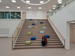 Sääksjärven koulun rehtori Kristiina Marttila vastaanottamassa uutta laajennusrakennusta katsomoportailla 31.3.2025.