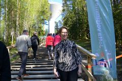 Maa- ja metsätalousministeri Sari Essayah valtakunnallisen kuntoporraskisan voittaneilla Hakkarin kuntoportailla Lempäälässä.