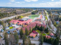 Sääksjärven koulukeskus pohjoisesta kuvattuna.
