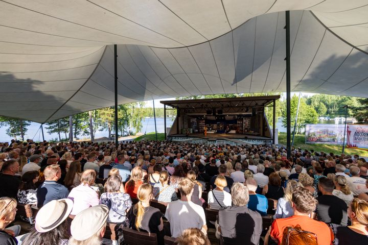 Valkeakosken%20Apianniemen%20kes%E4teatteri%20sijaitsee%20upeissa%20j%E4rvimaisemissa.