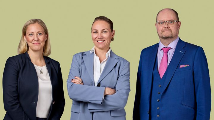 Asianajajat Martina Kronström, Marja Välilä ja Jussi Sarvikivi.