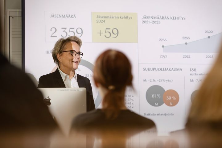 Kuvassa asianajaja Anne Mäkelä Kaustisen musiikkilukiossa.