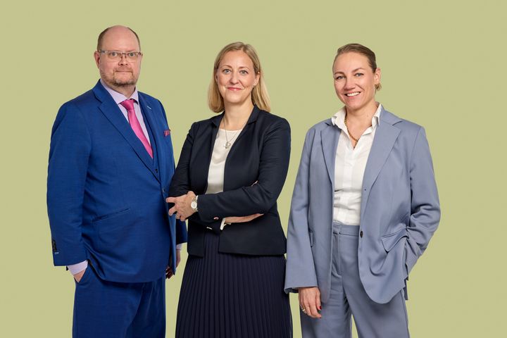 Suomen Asianajajien media-asianajajat Jussi Sarvikivi, Martina Kronström ja Marja Välilä.