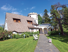 Aurinkoisella säällä otettu kuva Tarvaspään ateljeelinnasta.