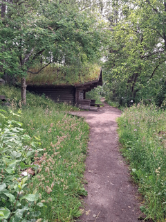 Kesäinen kuva Tarvaspään savusaunasta.