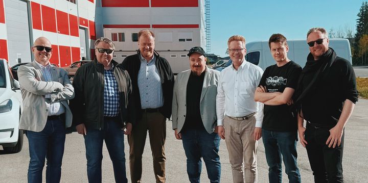 Donut Lab ja Nordic Nano vahvistavat teknologista yhteistyötään uuden sijoituksen myötä. Kuvassa vasemmalta oikealle: Nordic Nanon teknologiajohtaja Mattipekka Kronqvist, Nordic Nanon toimitusjohtaja Esa Parjanen, Nordic Nanon hallituksen jäsen Jarkko Aro, Donut Labin toimitusjohtaja Marko Lehtimäki, Nordic Nanon hallituksen jäsen Jarmo Palukka, Donut Labin teknologiajohtaja Ville Piippo sekä Nordic Nanon kaupallinen johtaja Lauri Peltola.