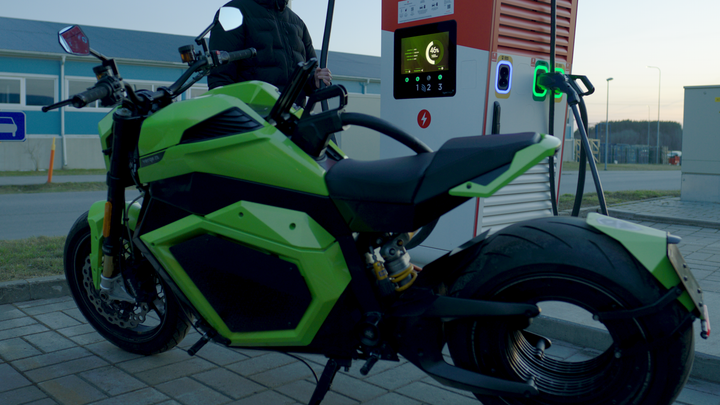 Verge Motorcyclesin erittäin nopeasti latautuva akkupaketti mullistaa ajokokemuksen.