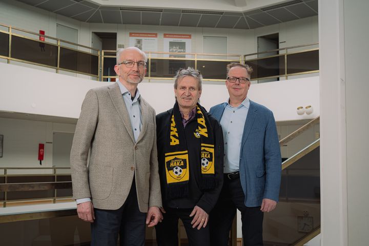 Kuvassa Loisteen hallituksen puheenjohtaja Juha Mäkimattila (vas.), Hakan puheenjohtaja Jarmo Anttonen ja Loisteen toimitusjohtaja Lasse Aarnio.