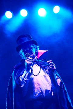 Kalevi Helvetti on ainutlaatuinen visionääri, joka pukeutuu vampyyripukuun.