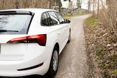 Valkoinen auto hiekkatiellä