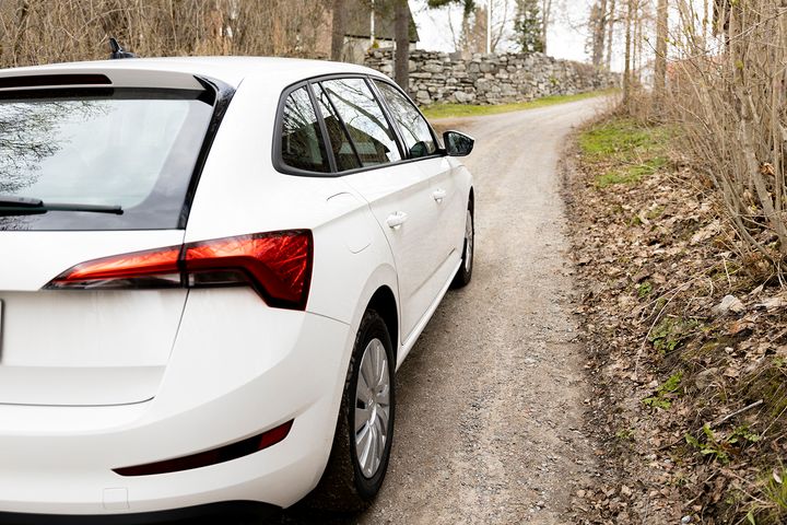 Valkoinen auto hiekkatiellä