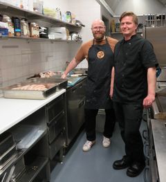 Tahkon Kalapoikien Jussi Torvinen ja Ravintola Fonten Aki Hiltunen valmiina tarjoamaan paikallisia makunautintoja festivaaliyleisölle. Ravintolan menu pitää sisällään muun muassa vastakalastettua Juuruksen kuhaa.