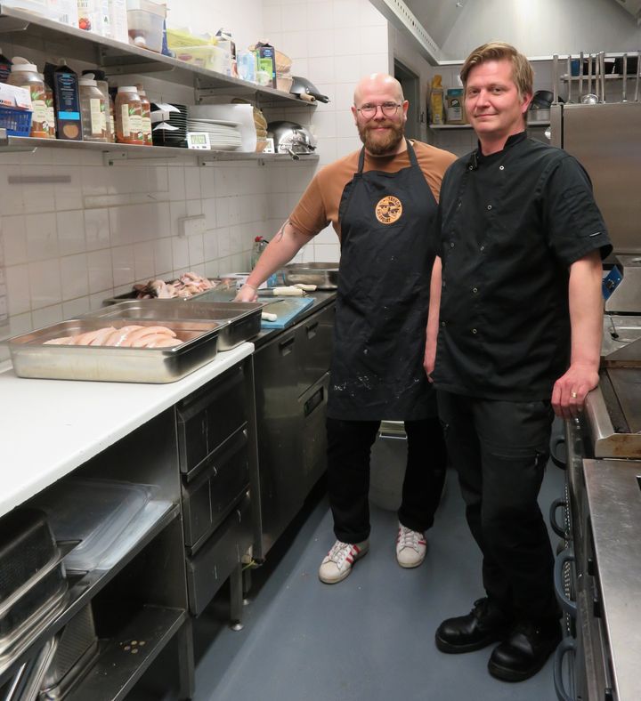 Tahkon Kalapoikien Jussi Torvinen ja Ravintola Fonten Aki Hiltunen valmiina tarjoamaan paikallisia makunautintoja festivaaliyleisölle. Ravintolan menu pitää sisällään muun muassa vastakalastettua Juuruksen kuhaa.