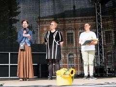 Elisa Nurmi Kuopion Kauppahallin kauppiasyhdistyksestä vastaanotti Vuoden Taste Savo -yritys 2025 palkinnon ProAgria Itä-Suomi ry:n toimitusjohtaja Katri Kostamolta ja MKN Itä-Suomen ruoka- ja matkailuasiantuntija Kirsi Vartialta.