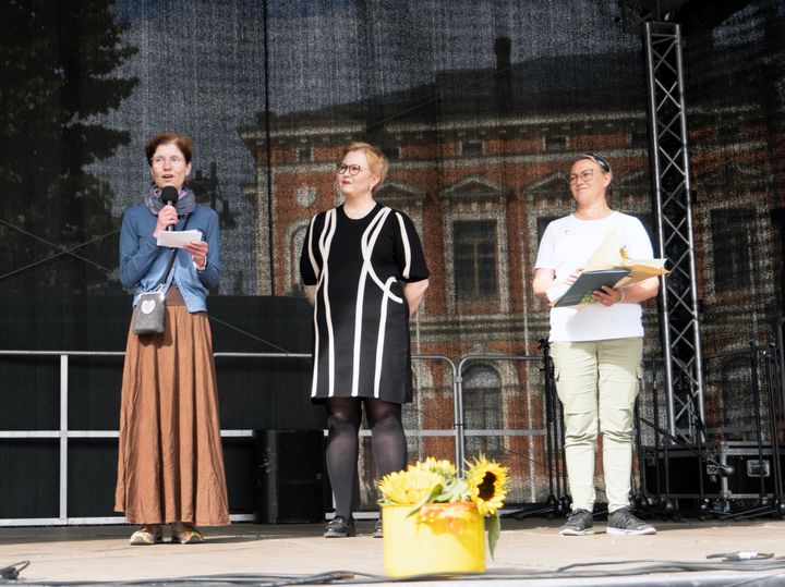 Elisa Nurmi Kuopion Kauppahallin kauppiasyhdistyksestä vastaanotti Vuoden Taste Savo -yritys 2025 palkinnon ProAgria Itä-Suomi ry:n toimitusjohtaja Katri Kostamolta ja MKN Itä-Suomen ruoka- ja matkailuasiantuntija Kirsi Vartialta.