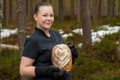 Päätuotteena hapanjuurella (ilman teollista hiivaa) käsityönä valmistetut hapanjuurileivät, juurileivistä valmistetut suolaiset lastut sekä herkutteluhillot paikallisista marjoista. Tuotteita voi tilata lähiruokarinki REKO:sta Kajaani–Sotkamo-alueelta sekä viikoittain suoraan artesaanileipomosta.