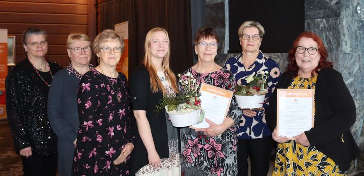 Kurenkylän Maa- ja kotitalousseuran puheenjohtaja (oik.) ja Anna-Maija Rahja (keskellä).