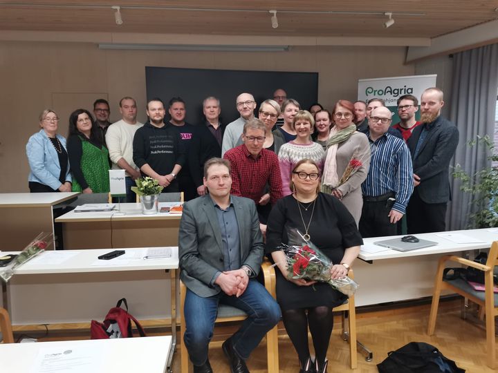 Edustajisto kuvattuna 2025