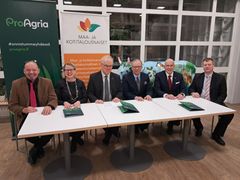 Kuvassa vasemmalta ProAgria Keski-Suomen puheenjohtaja Hannu Jokinen ja varapuheenjohtaja Hanna Hautamäki, ProAgria Etelä-Savon hallituksen puheenjohtaja Jukka Nousiainen ja varapuheenjohtaja Esa Karjalainen, ProAgria Itä-Suomen hallituksen puheenjohtaja Juha Eskelinen ja varapuheenjohtaja Anssi Sirviö.