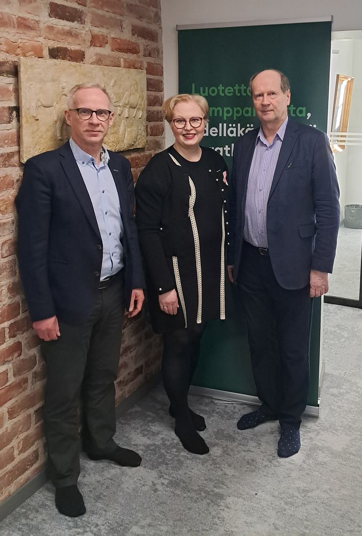 Katri Kostamo on päätetty kutsua ProAgria Järvi-Suomen toimitusjohtajaksi. Varatoimitusjohtajaksi on päätetty kutsua ProAgria Etelä-Savon toimitusjohtajana nyt työskentelevä Heikki Pahkasalo (kuvassa vasemmalla). ProAgria Keski-Suomen toimitusjohtajana työskentelevä Vesa Laitinen osallistuu aktiivisesti yhdistymisen valmisteluihin, mutta eläköityy ennen keskusten hallinnollista yhdistymistä (kuvassa oikealla).