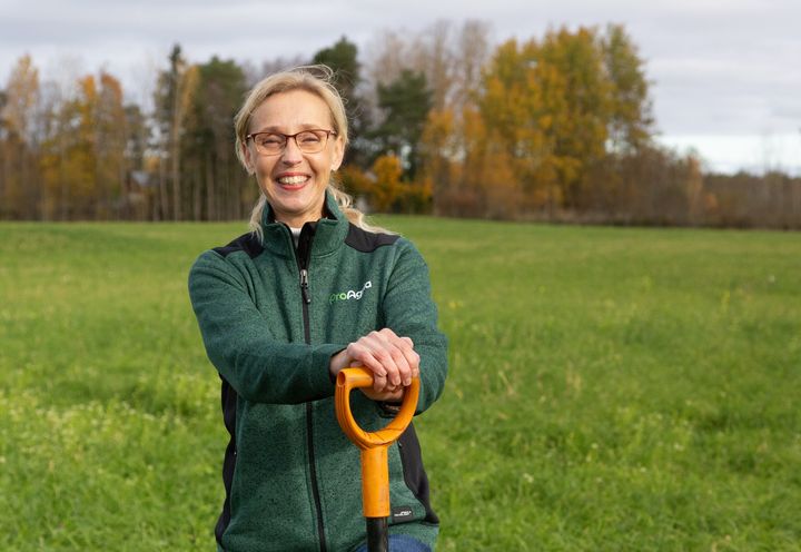 Asiantuntija pellolla lapio kädessä