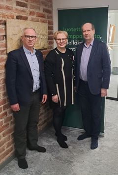 ProAgria Järvi-Suomen toimitusjohtajaksi on valittu MMM Katri Kostamo ja varatoimitusjohtajaksi MMM Heikki Pahkasalo (kuvassa vasemmalla). ProAgria Keski-Suomen toimitusjohtajana työskentelevä Vesa Laitinen osallistuu aktiivisesti yhdistymisen valmisteluihin, mutta eläköityy ennen keskusten hallinnollista yhdistymistä (kuvassa oikealla).
