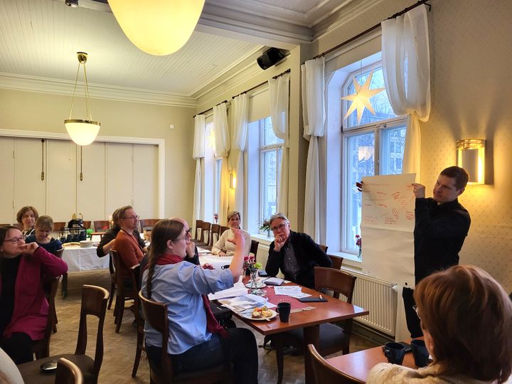 Juhlavuoden kunniaksi VYYHTI-verkosto selvitti toimintansa vaikuttavuutta. Työpajoissa käytyjen keskustelujen ansiosta tunnistettiin, että verkoston vaikuttavuus syntyy erityisesti kohtaamisista, oppimisesta, luottamuksesta ja arjen tuesta paikallisille toimijoille, mutta viime kädessä se ylettyy ympäristövaikutuksiin saakka.