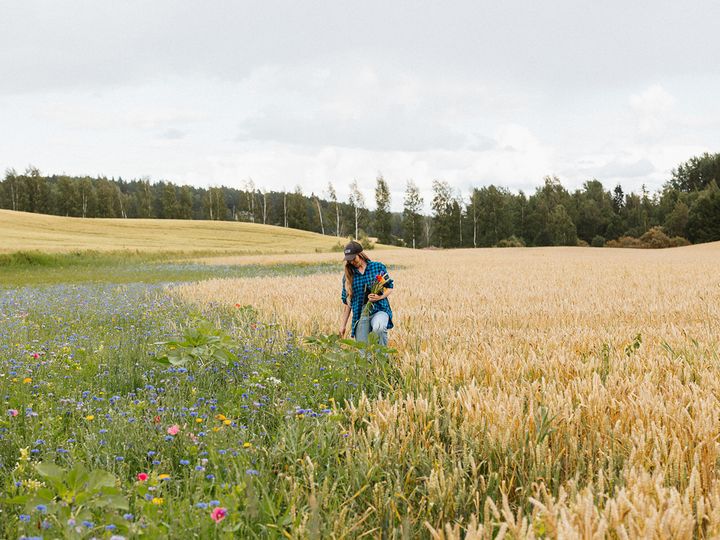 Sonja Kankaanpää ja Lauri Eskola esittelevät tilallaan tehtyjä biodiversiteettitoimia lokakuussa järjestettävässä tapahtumassa.